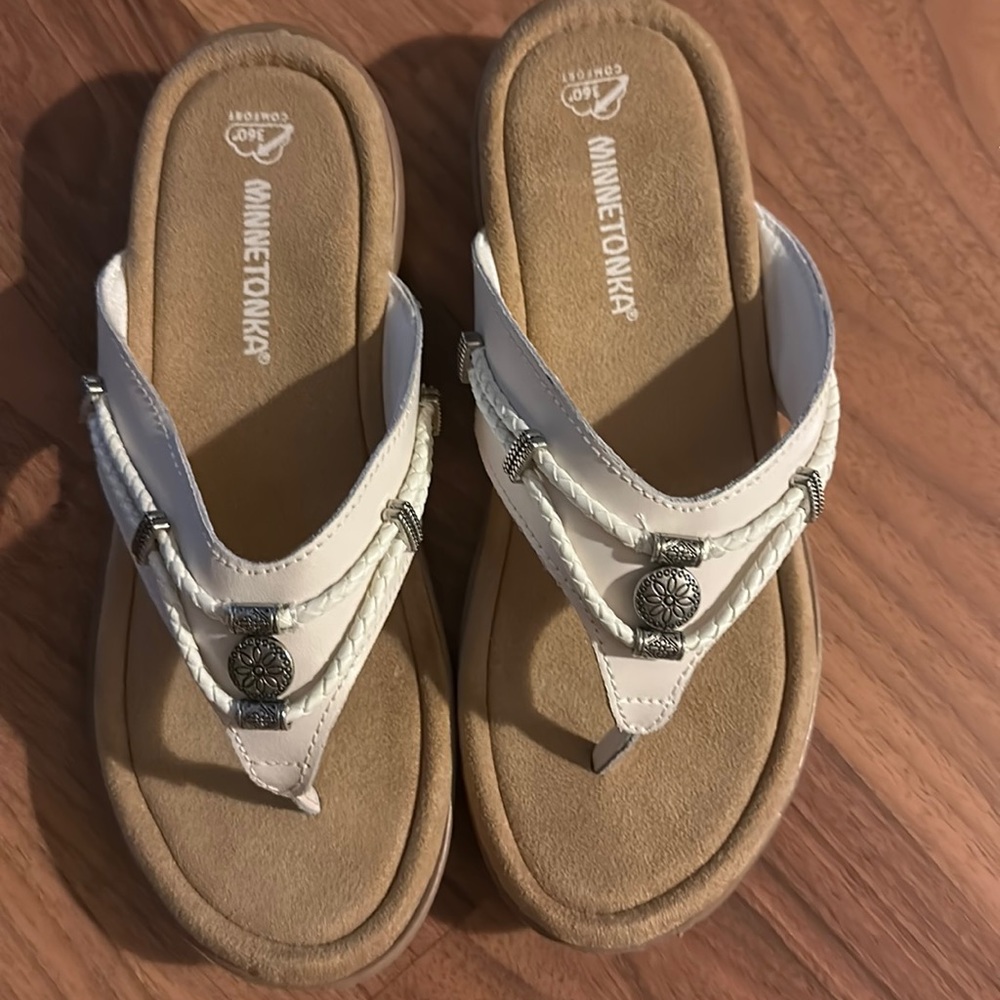 Brand new Minnnetonka Women’s Silverthorn 360 white   size 9